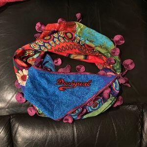 Desigual scarf with poms